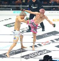 １回、細川一颯（左）を攻める直樹（撮影・石井剣太郎）