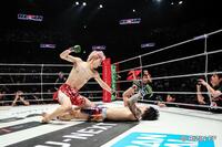倒れたジョリーに畳みかける平本丈　©ＲＩＺＩＮ　ＦＦ
