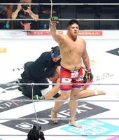 酒井リョウ（奥）に勝利したスダリオ剛（撮影・石井剣太郎）