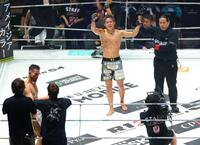 クレベル・コイケに勝利した秋元強真（撮影・石井剣太郎）