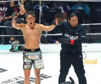 クレベル・コイケに勝利した秋元強真（左）＝撮影・石井剣太郎