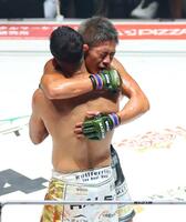 健闘をたたえ合うクレベル・コイケと秋元強真（奥）＝撮影・石井剣太郎
