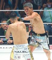 ２回、クレベル・コイケを攻める秋元強真（奥）＝撮影・石井剣太郎