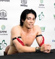 試合後の会見に臨む武知海青