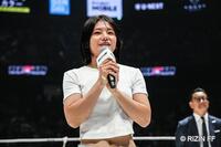 挨拶に立ったケイト・ロータス　©ＲＩＺＩＮ　ＦＦ