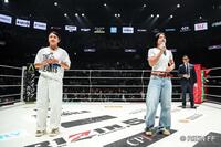 挨拶に立ったＮＯＥＬ（左）とケイト・ロータス（右）　©ＲＩＺＩＮ　ＦＦ
