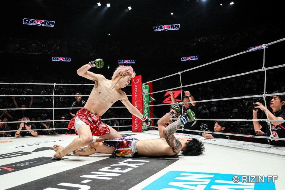 倒れたジョリーに畳みかける平本丈　©ＲＩＺＩＮ　ＦＦ