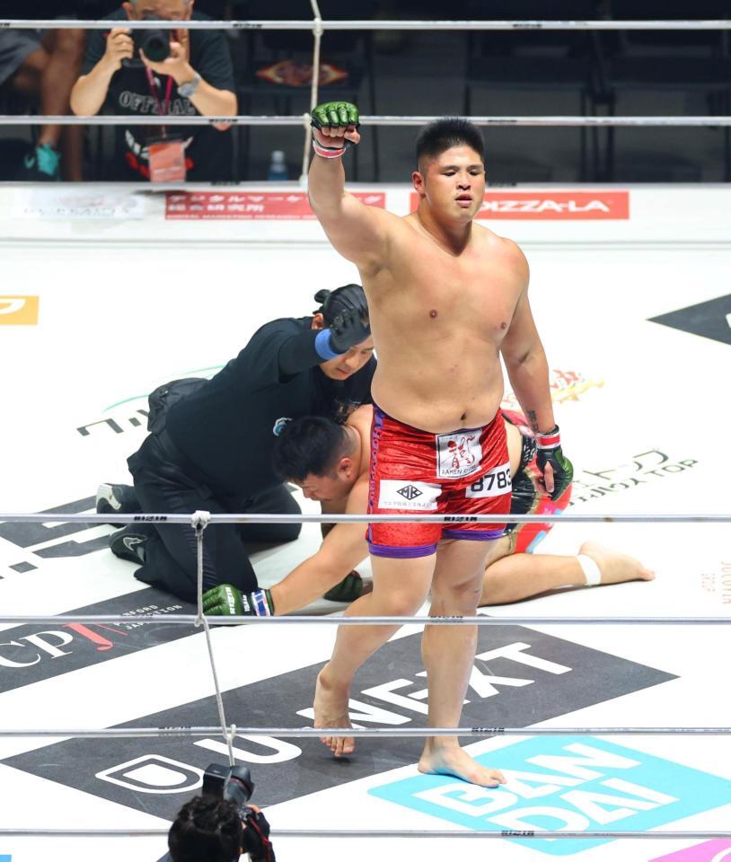 酒井リョウ（奥）に勝利したスダリオ剛（撮影・石井剣太郎）