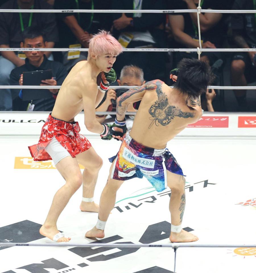 平本丈がジョリー（右）を破る（撮影・石井剣太郎）