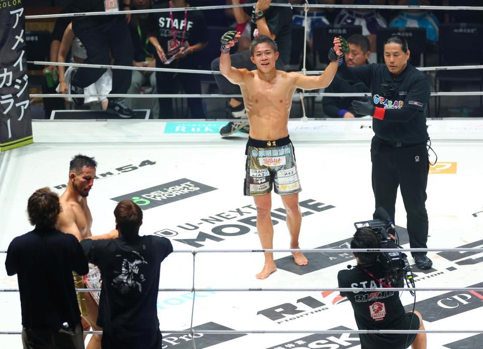 クレベル・コイケに勝利した秋元強真（撮影・石井剣太郎）