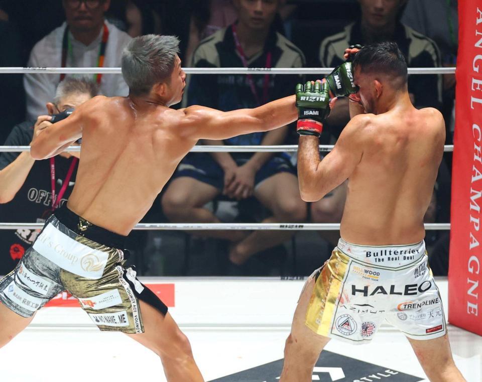 ３回、クレベル・コイケ（右）を攻める秋元強真（撮影・石井剣太郎）