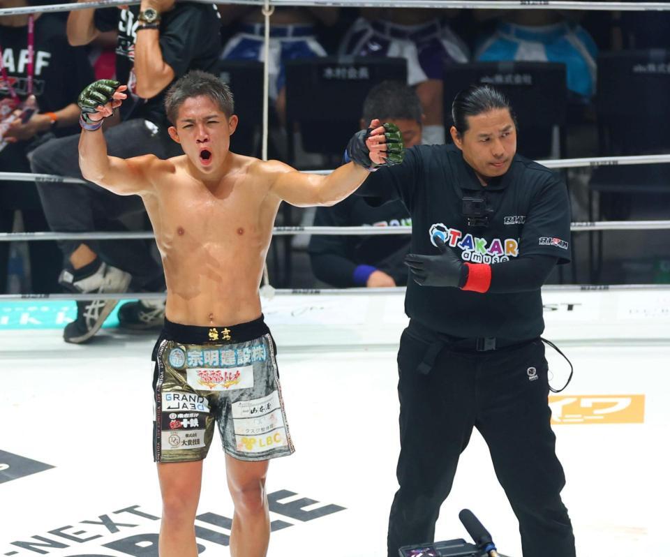 クレベル・コイケに勝利した秋元強真（左）＝撮影・石井剣太郎