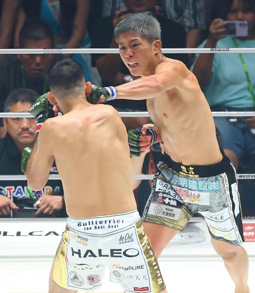 ２回、クレベル・コイケを攻める秋元強真（奥）＝撮影・石井剣太郎