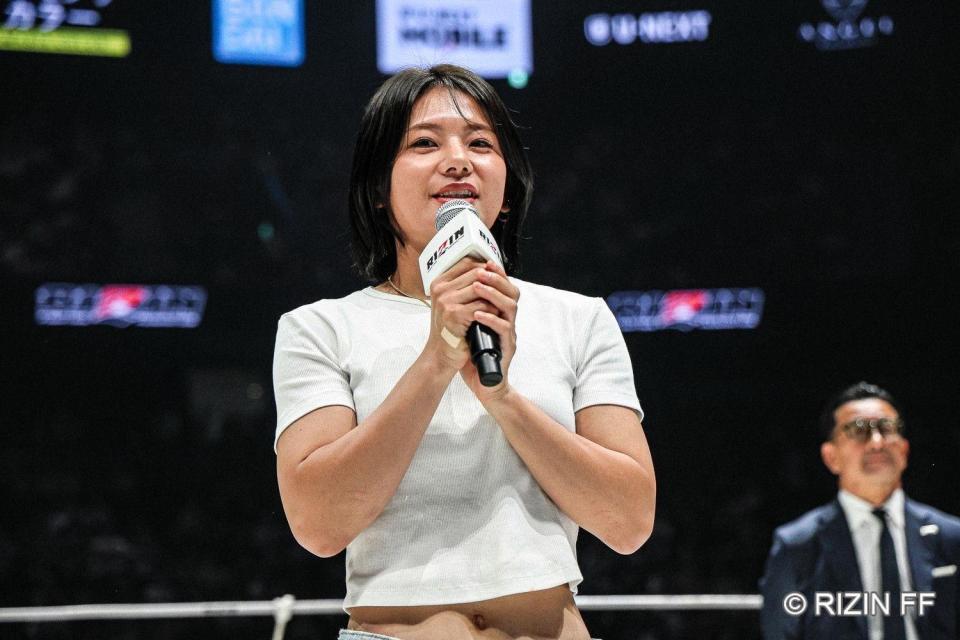 挨拶に立ったケイト・ロータス　©ＲＩＺＩＮ　ＦＦ