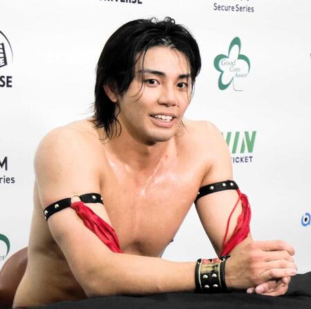 　試合後の会見に臨む武知海青