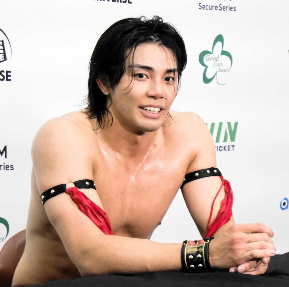 　試合後の会見に臨む武知海青
