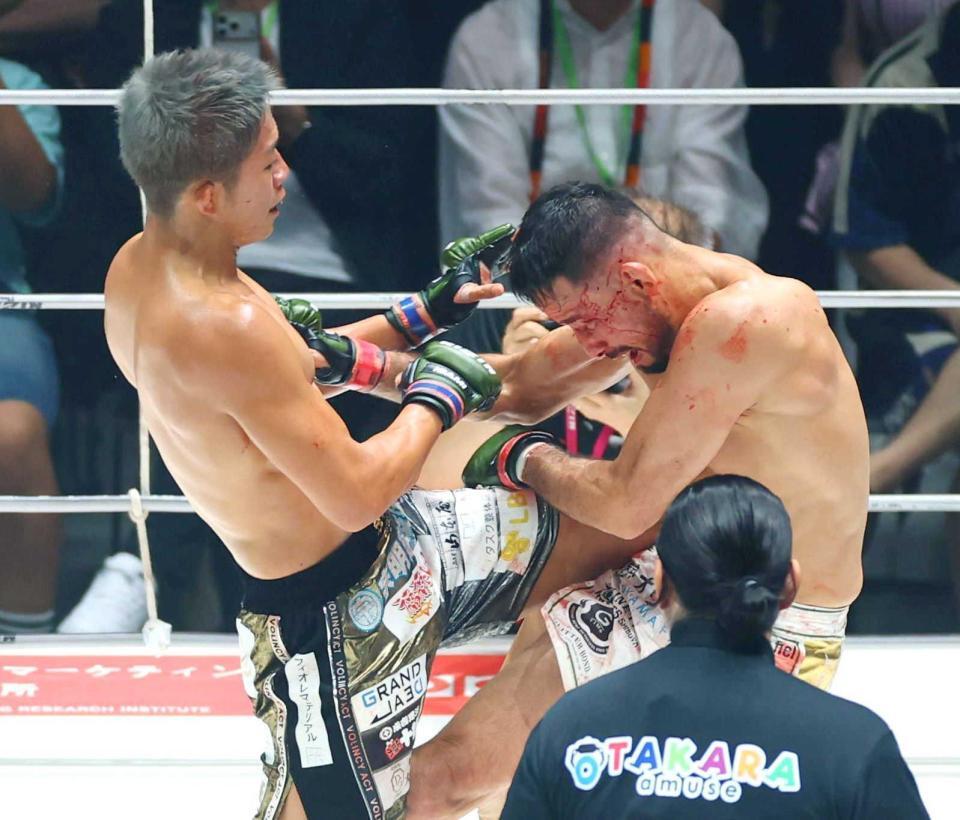 　３回、クレベル・コイケ（右）を攻める秋元強真（撮影・石井剣太郎）