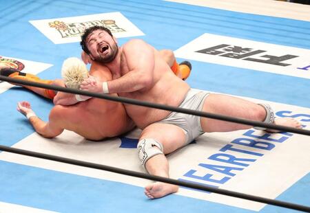 ザック・セイバーＪｒ（左）を攻めるウルフアロン＝後楽園ホール