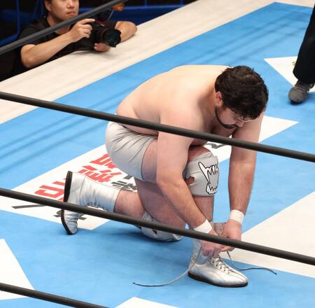 シューズを脱いで、戦いに挑むウルフアロン