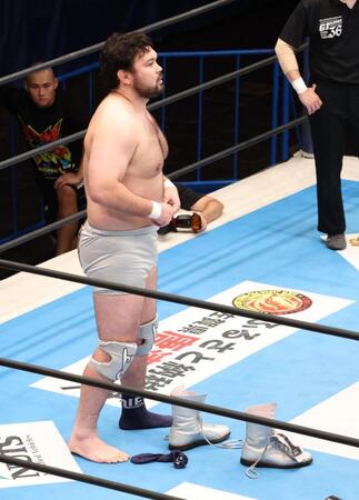 シューズを脱いで、戦いに挑むウルフアロン
