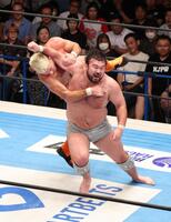 ザック・セイバーＪｒにラリアットを決めるウルフアロン