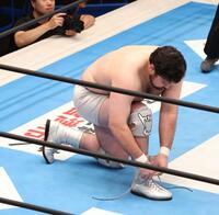 シューズを脱いで、戦いに挑むウルフアロン
