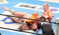 ザック・セイバーＪｒ（奥）から攻められるウルフアロン