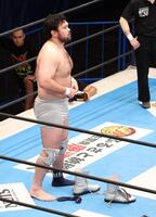 シューズを脱いで、戦いに挑むウルフアロン