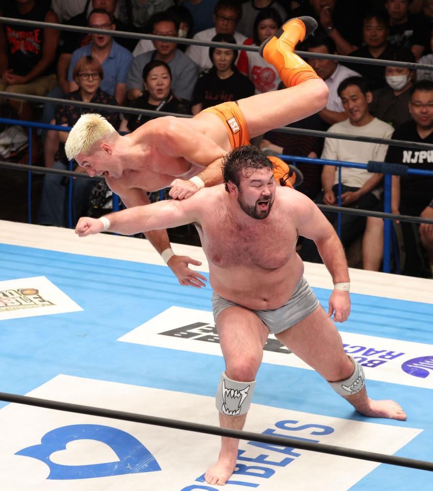ザック・セイバーＪｒにラリアットを決めるウルフアロン