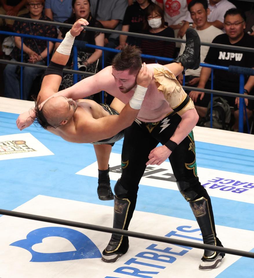 ＨＥＮＡＲＥ（左）に強烈なラキアットを見舞うカラム・ニューマン