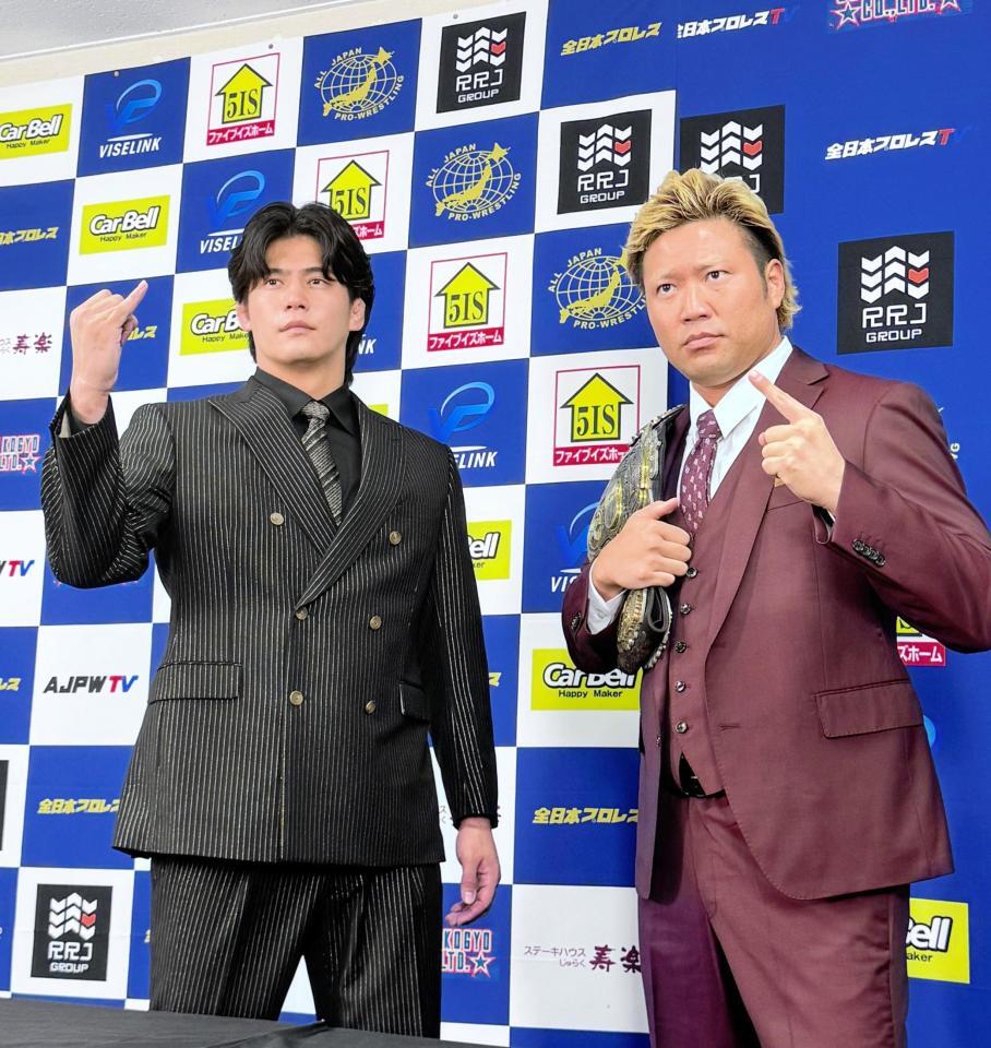 ８・２９大田区大会での三冠ヘビー級選手権に向けて決意を示した挑戦者の安齊勇馬（左）と王者・宮原健斗