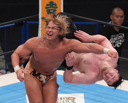 カラム・ニューマン（右）を攻める大岩陵平（撮影・佐々木彰尚）