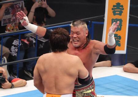 小島聡を攻める天山広吉（撮影・佐々木彰尚）