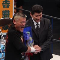 ＤｅＮＡ・三浦大輔前監督から花束を受け取った天山広吉（撮影・佐々木彰尚）