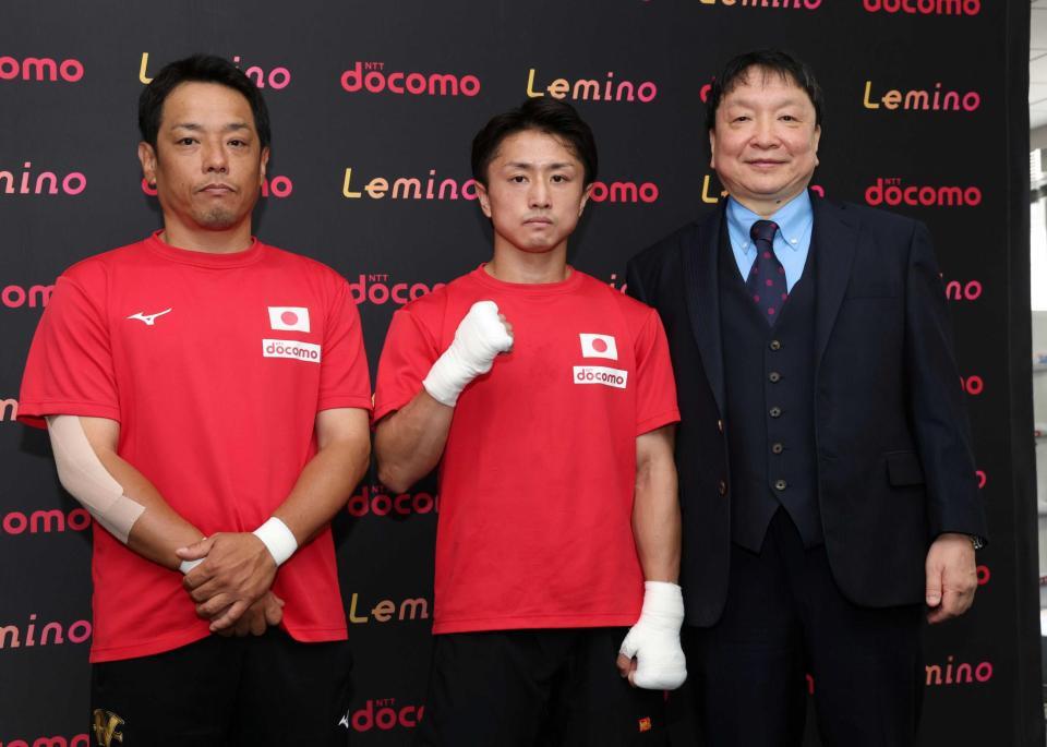 　初の世界戦に向け意気込みを語った（左から）北野良トレーナー、石井武志、大橋秀行会長（撮影・伊藤笙子）