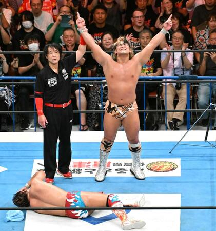 　上村優也（手前）を破り、Ｇ１クライマックスを制した大岩陵平