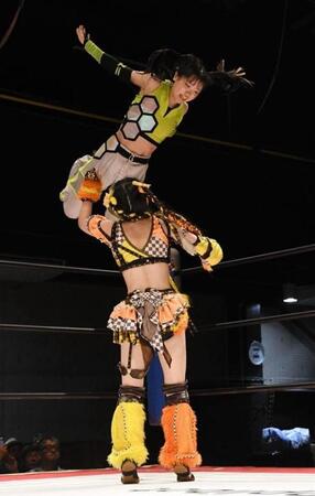 ＨＩＭＡＷＡＲＩをボディプレスで攻める鈴芽（東京女子プロレス提供）