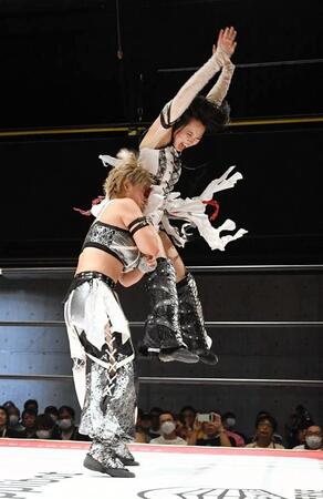 凍雅にヒップ攻撃を仕掛ける辰巳リカ（提供・東京女子プロレス）