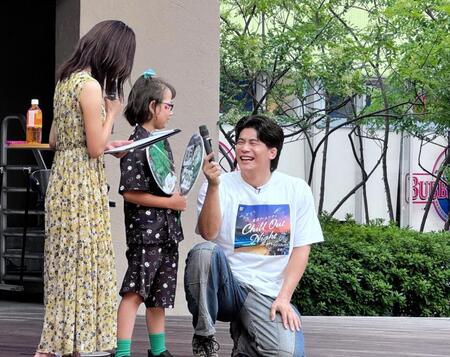トークイベントで、熱烈なファンの女子小学生からエールを送られて笑顔の安齊勇馬（右）