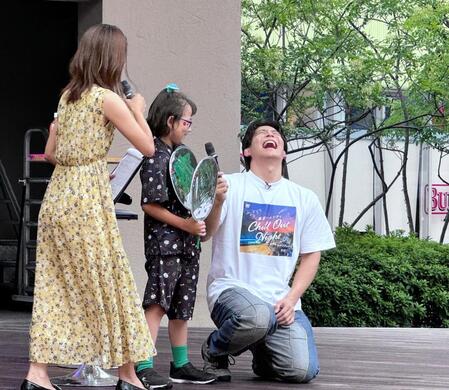 トークイベントで、熱烈なファンの女子小学生からエールを送られて笑顔の安齊勇馬（右）