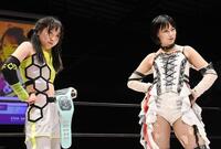 決勝で激突する鈴芽（左）と辰巳リカ（東京女子プロレス提供）