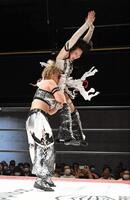 凍雅にヒップ攻撃を仕掛ける辰巳リカ（提供・東京女子プロレス）