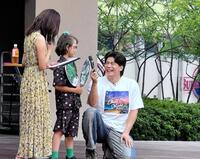 トークイベントで、熱烈なファンの女子小学生からエールを送られて笑顔の安齊勇馬（右）