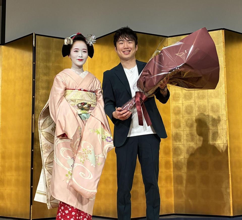 ３階級制覇記念祝勝会で花束を受け取る寺地拳四朗