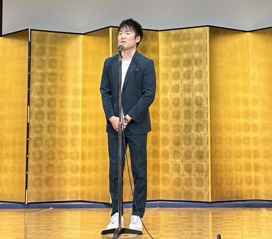 ３階級制覇記念祝勝会であいさつする寺地拳四朗