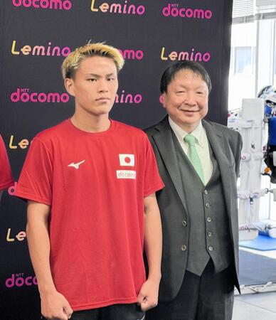 プロ２戦目に向けて公開練習を行った藤木勇我（左）と大橋ジムの大橋秀行会長
