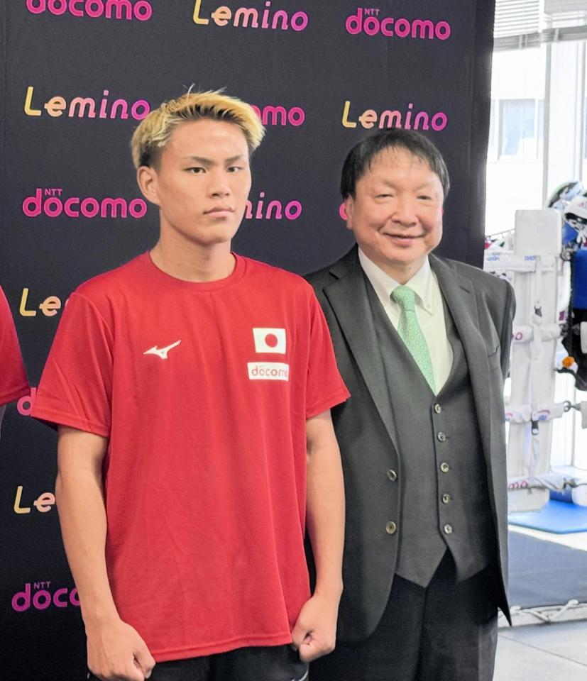 プロ２戦目に向けて公開練習を行った藤木勇我（左）と大橋ジムの大橋秀行会長