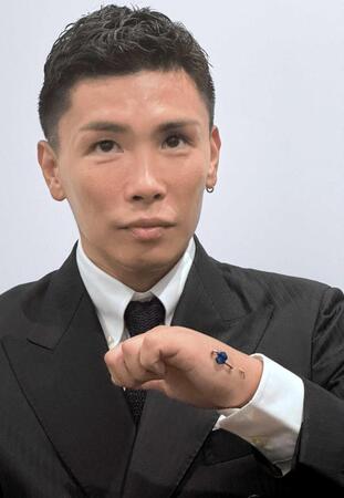 　７月２０日の初防衛戦で左手を骨折していたことを明かし、患部を固定するワイヤを見せる岩田翔吉