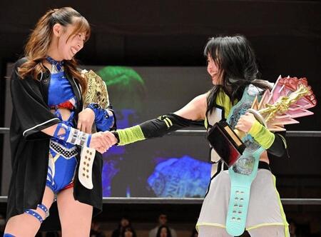 荒井優希（左）への挑戦が決まった鈴芽（東京女子プロレス提供）