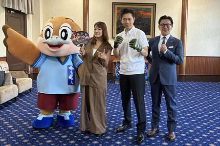 記念撮影に応じる（左から）もずやん広報担当副知事、ＲＥＮＡ、吉村知事、榊原ＣＥＯ